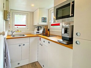 Refrigerador, microondas y utensilios de cocina 