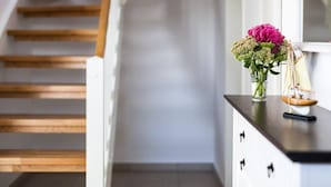 Eine Treppe mit Holzstufen und modernem Interieur.