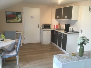 Frigorífico y utensilios de cocina