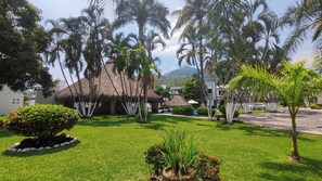 Property grounds - Casa Iris - Gated community with pool, Tv, wifi, beach 5 min away, 4 Air 3 baths (Manzanillo)