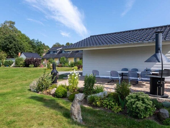 Outdoor dining - in Neuenkirchen mit Terrasse by Interhome (Gingst)