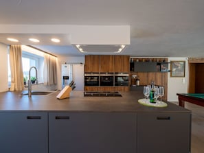 Réfrigérateur, micro-ondes, four, lave-vaisselle