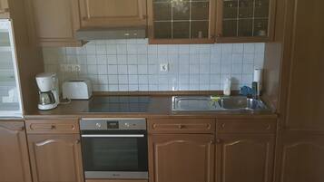 Kühlschrank, Ofen, Kochgeschirr/Geschirr/Besteck