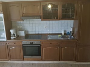 Kühlschrank, Ofen, Kochgeschirr/Geschirr/Besteck