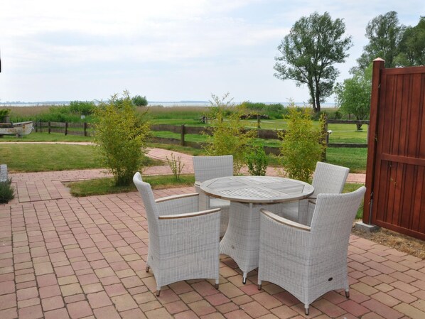 Outdoor dining - Achterwasserblick mit Terrasse by Interhome (Krummin)