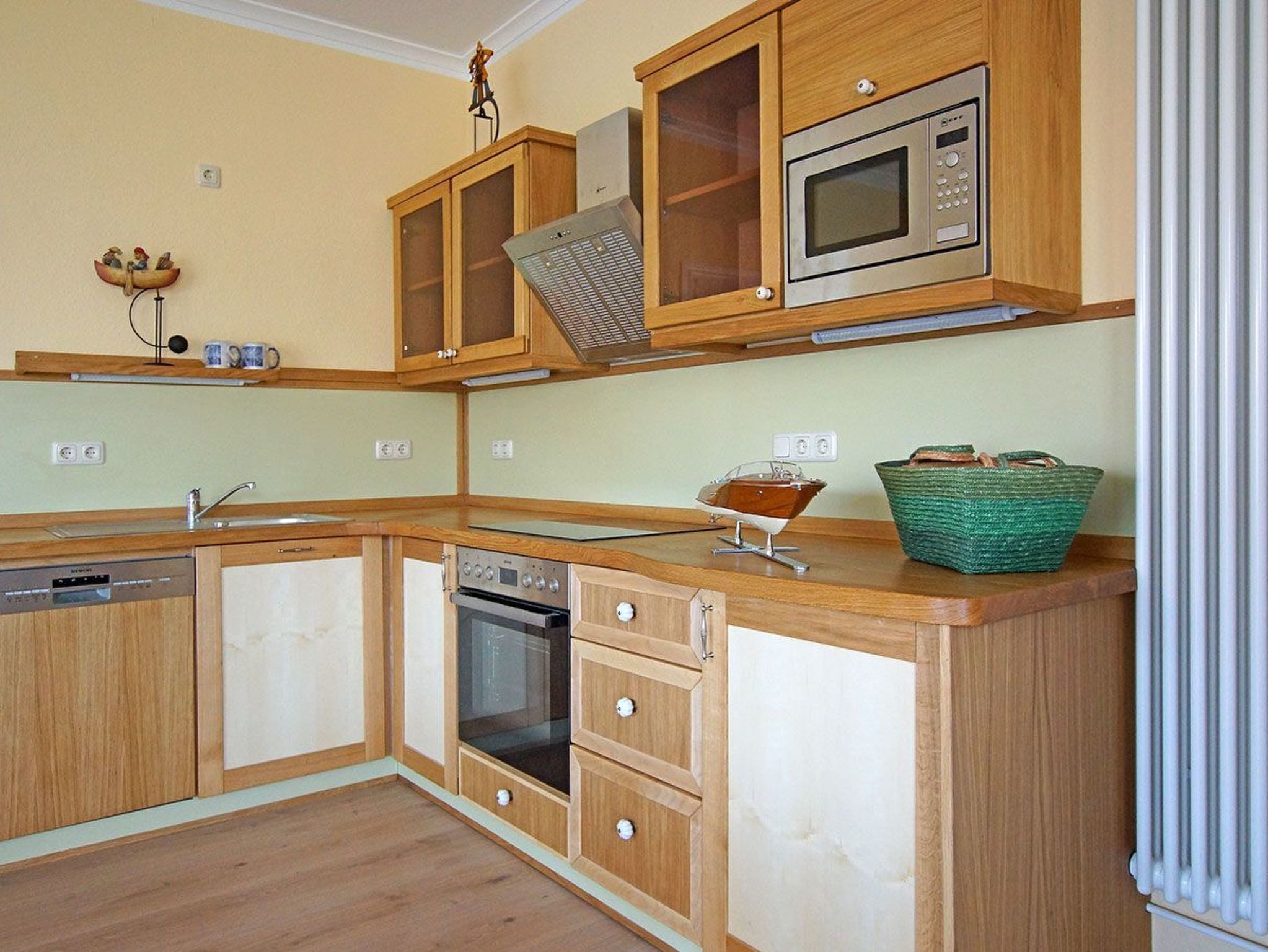 Kühlschrank, Ofen, Geschirrspüler, Kochgeschirr/Geschirr/Besteck