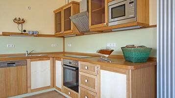 KĂŒhlschrank, Ofen, GeschirrspĂŒler, Kochgeschirr/Geschirr/Besteck