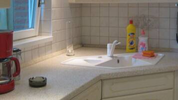 Kühlschrank, Ofen, Kochgeschirr/Geschirr/Besteck