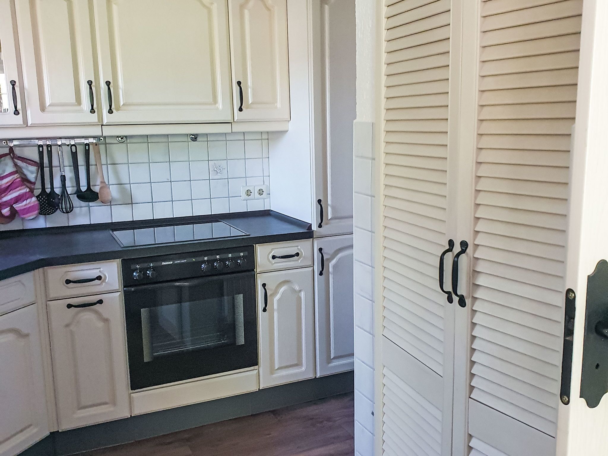 Kühlschrank, Ofen, Kochgeschirr/Geschirr/Besteck
