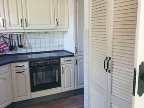 Fridge, oven, cookware/dishes/utensils - Kinkerbungalow by Interhome (Barnin)