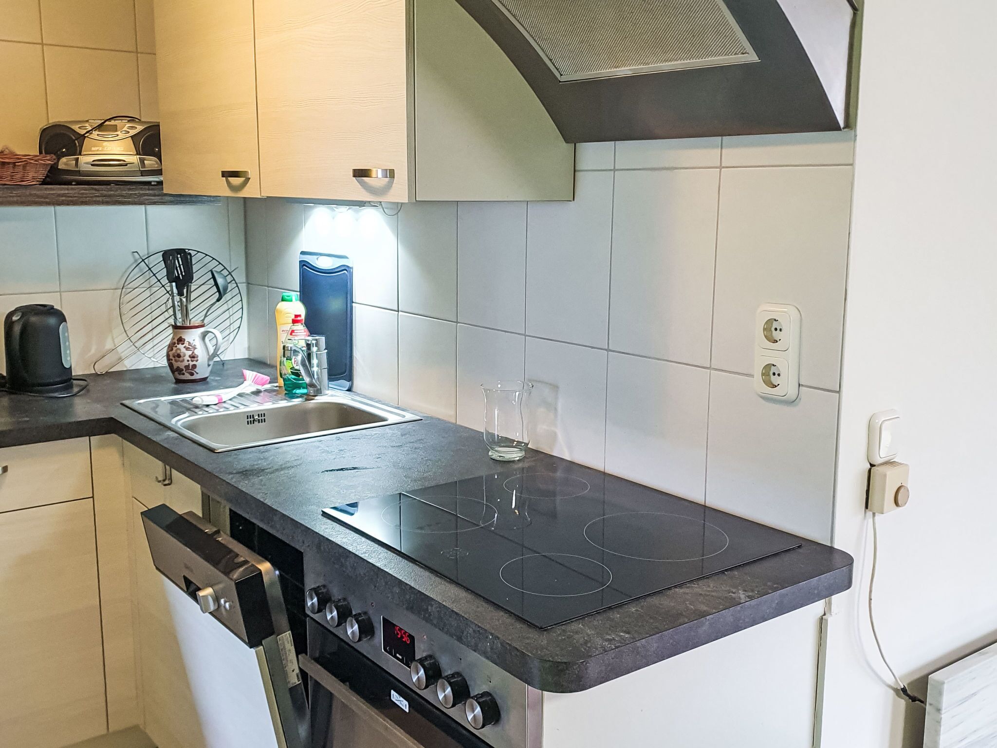 Kühlschrank, Ofen, Geschirrspüler, Kochgeschirr/Geschirr/Besteck