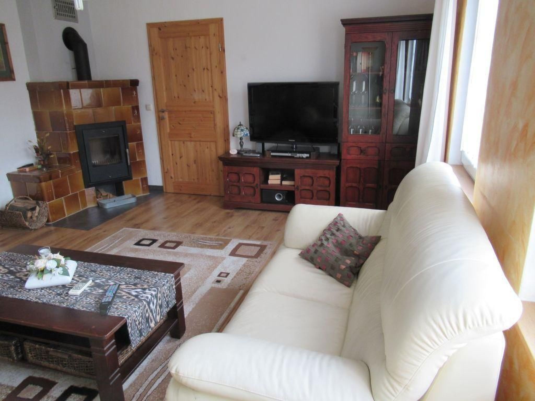 Een televisie en een open haard