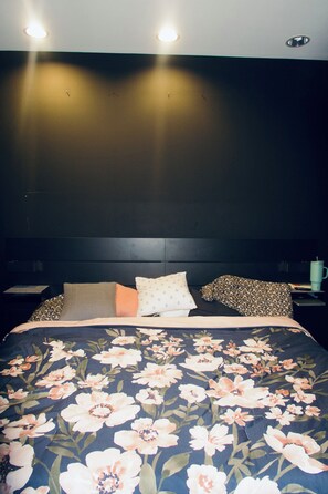 Iron/ironing board, Internet, bed sheets - Downtown hideaway (Dallas)
