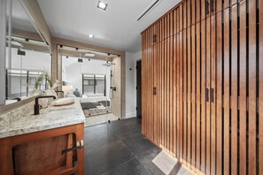 Shower, hair dryer, bidet, towels - Tulum Style in Sherman Oaks (Los Angeles)