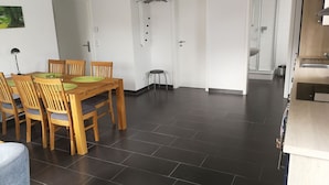 Een moderne keuken met een houten aanrecht en een ingebouwd spoelbak.