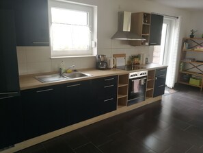 Fridge, oven, dishwasher, cookware/dishes/utensils - Wohnung mit Terrasse, Grill und Garten by Interhome (Calw)