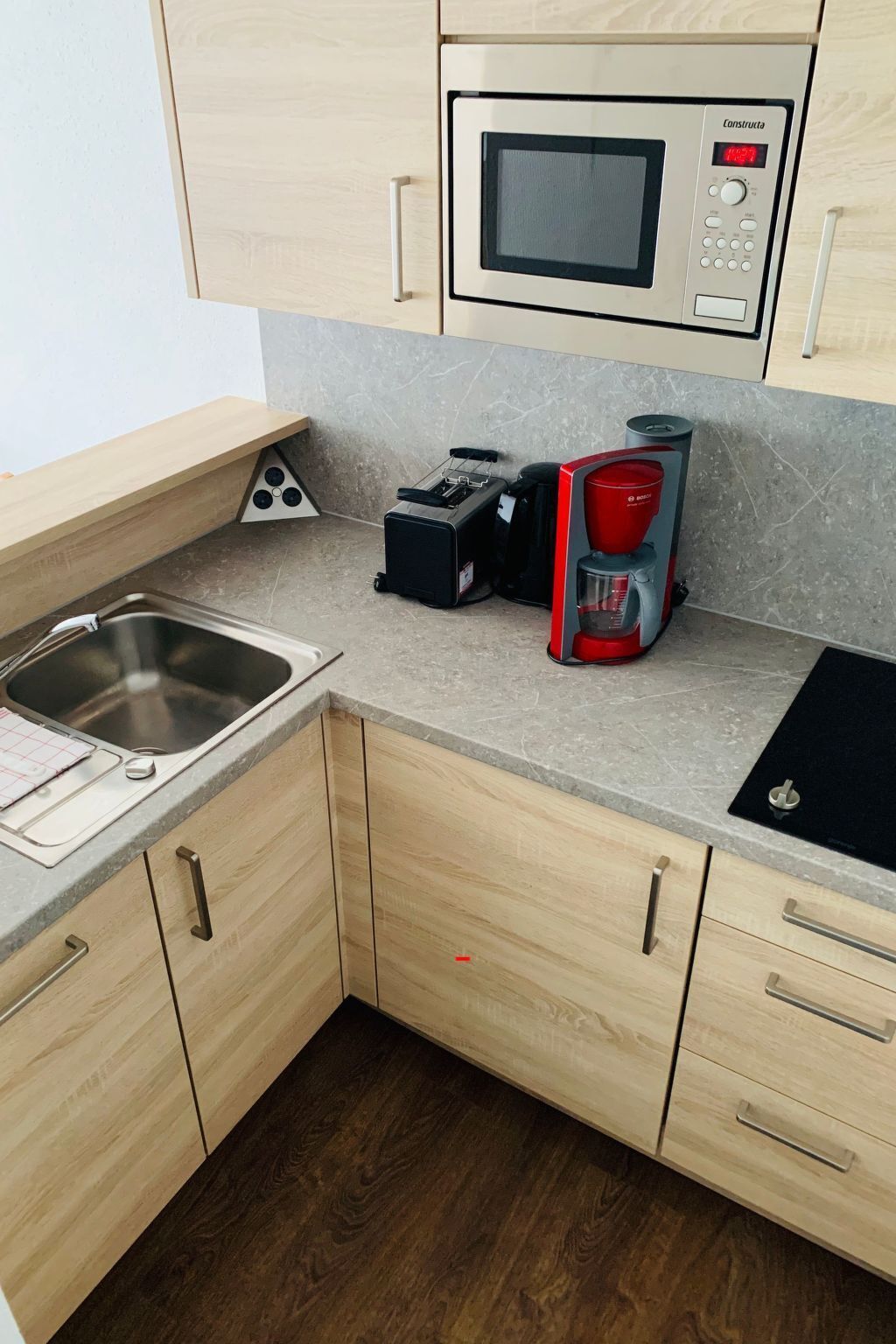 Kühlschrank, Geschirrspüler, Kochgeschirr/Geschirr/Besteck