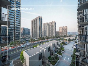 Apartamento, sacada, vista para a cidade | Vista do quarto