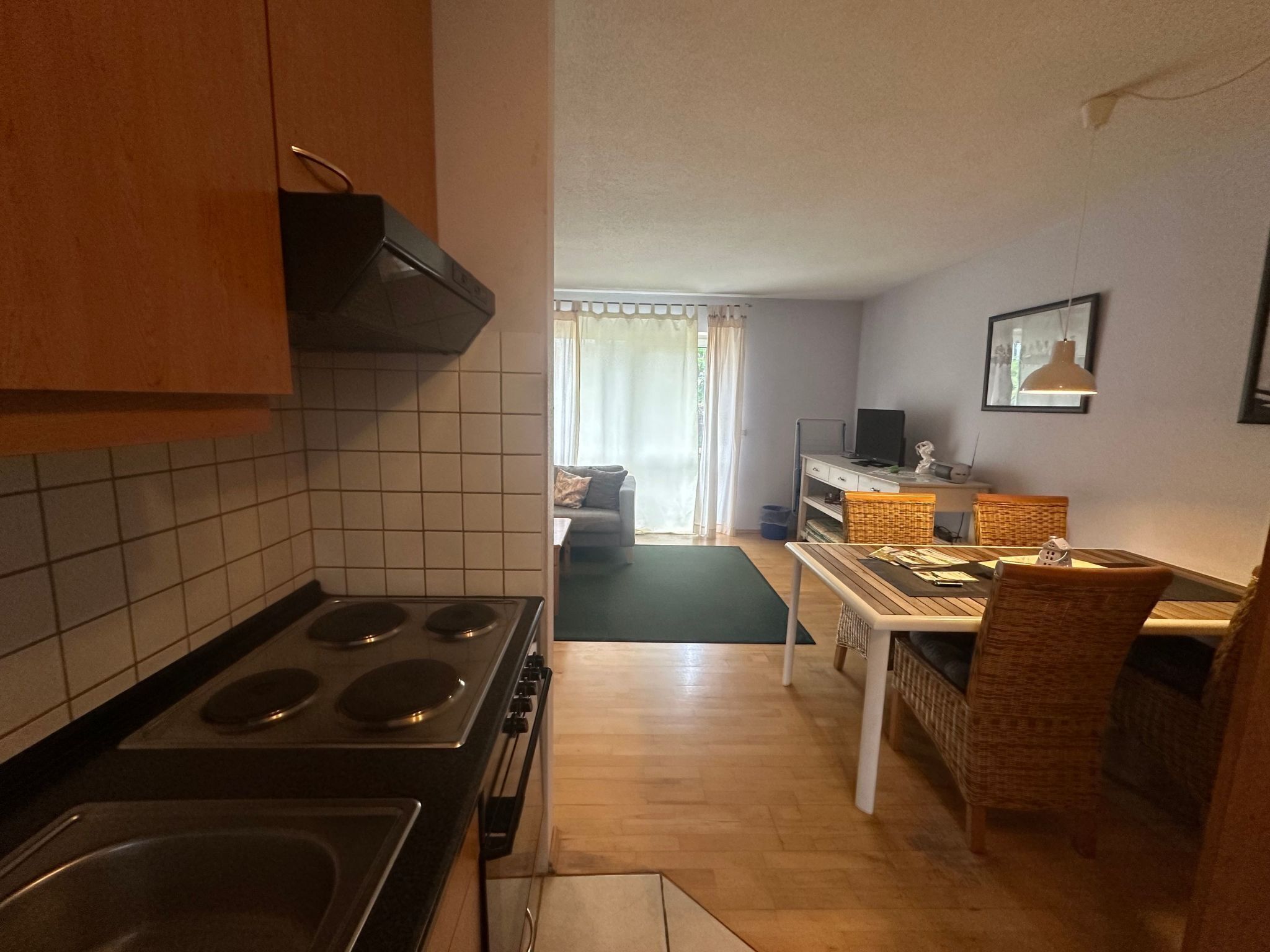 Kühlschrank, Mikrowelle, Ofen, Kochgeschirr/Geschirr/Besteck