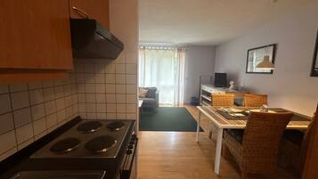 Kühlschrank, Mikrowelle, Ofen, Kochgeschirr/Geschirr/Besteck