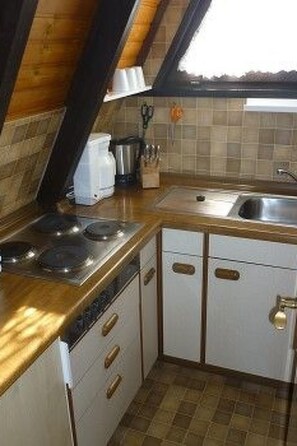 Fridge, microwave, cookware/dishes/utensils - Haus am See mit Fasssauna, Liegewiese und Grill by Interhome (Waldkirchen)