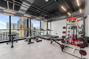 Fitness facility - Free housekeeping visits during your stay - StayShort - Cozy 1 Bedroom in JGC with Balcony Sleeps 4 (Jumeirah Garden City)