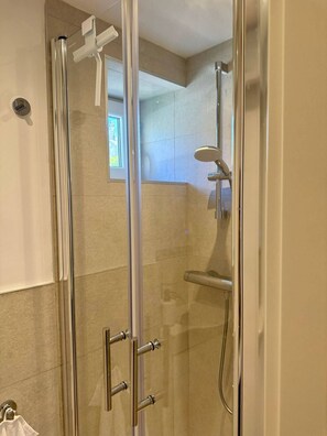 Douche, sèche-cheveux, serviettes fournies, savon