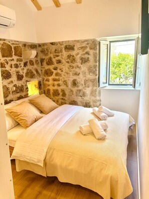 Tabla de planchar con plancha, internet y ropa de cama 