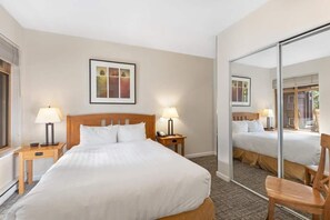 WiFi - Cozy Alpine Condo in Whistler Village | 2BR · Sleeps 6 | 5min Walk to Gondola (Whistler)