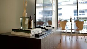 Um interior moderno com uma escrivaninha, livros e garrafas.