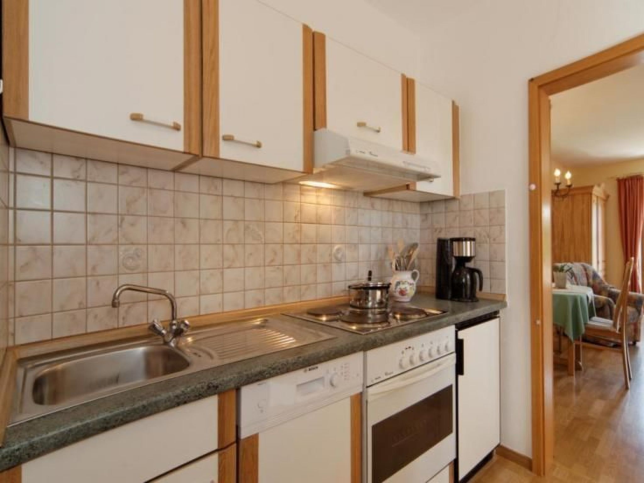 Kühlschrank, Mikrowelle, Ofen, Geschirrspüler