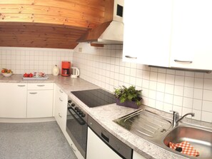 Kühlschrank, Ofen, Geschirrspüler, Kochgeschirr/Geschirr/Besteck