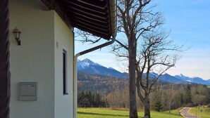 Un edificio con vista sulle montagne.