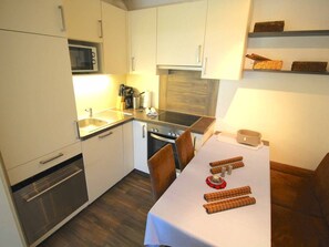 Fridge, microwave, oven, dishwasher - Wohnung in Garmisch-Partenkirchen mit Terrasse by Interhome (Garmisch-Partenkirchen)