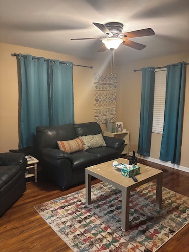 Cozy 2-bedroom home near Southern University, LSU and the interstate.