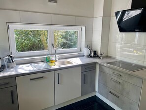 Frigorífico, microondas, horno y lavavajillas