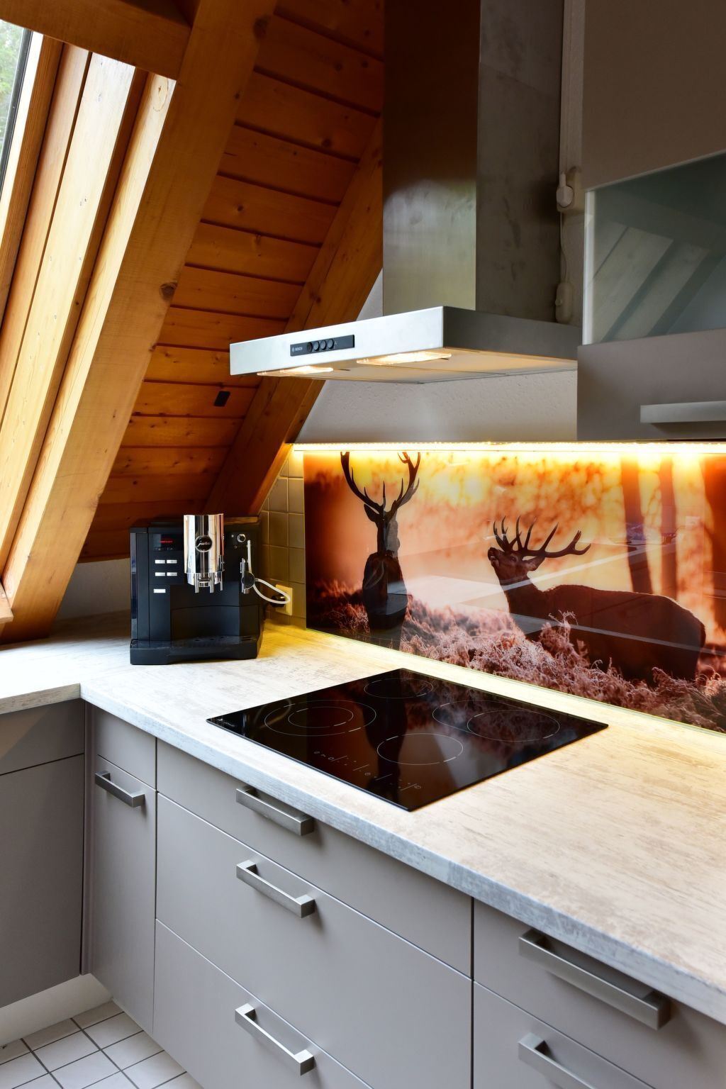 Køleskab, ovn, opvaskemaskine, køkkentøj/tallerkener/redskaber