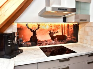 Kühlschrank, Ofen, Geschirrspüler, Kochgeschirr/Geschirr/Besteck