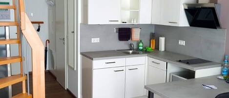 Kühlschrank, Mikrowelle, Geschirrspüler, Kochgeschirr/Geschirr/Besteck