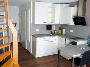 Fridge, microwave, dishwasher, cookware/dishes/utensils
