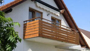 Un edificio a due piani con un balcone.