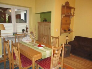 Dining - Große, hundefreundliche Ferienwohnung mit großer Terrasse in Flussnähe by Interhome (Medebach)