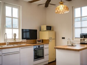 Kühlschrank, Mikrowelle, Ofen, Geschirrspüler