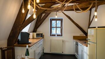 Kühlschrank, Mikrowelle, Ofen, Geschirrspüler