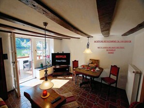 Dining - Altes Fährhaus anno 1 6 3 3 - Traumferienwohnung in exponierter Moselufer-Lage by Interhome (Traben-Trarbach)