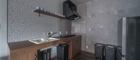 Refrigerador, microondas, placa de cocina, arrocera