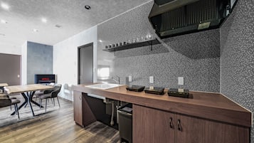 Refrigerador, microondas, placa de cocina, arrocera