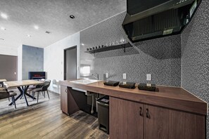 Hűtőszekrény, mikrohullámú sütő, főzőlap és rizsfőző