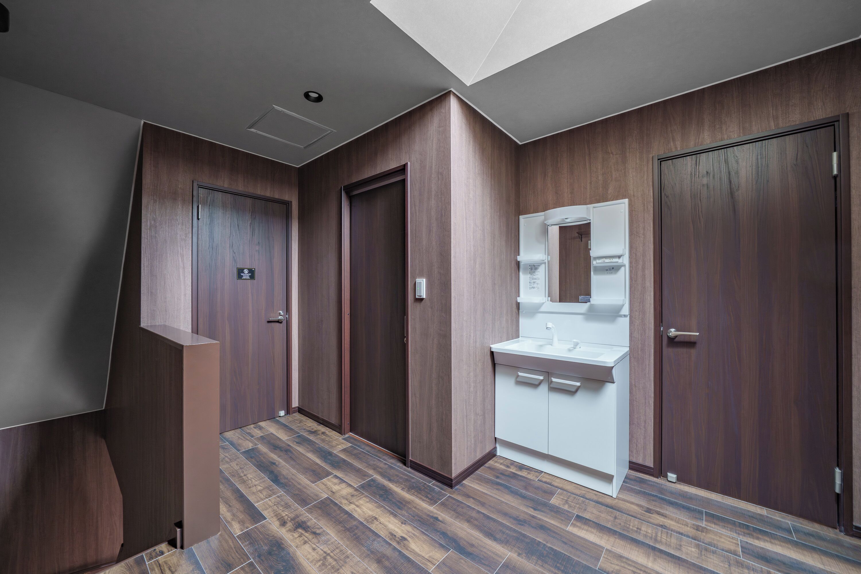 Combined shower/bathtub, hair dryer, slippers, towels