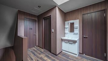 Combined shower/bathtub, hair dryer, slippers, towels